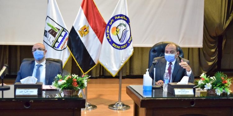 مجلس جامعة بني سويف يقف دقيقة حدادا على روح أمير الكويت الراحل ويعزي الطلاب الوافدين