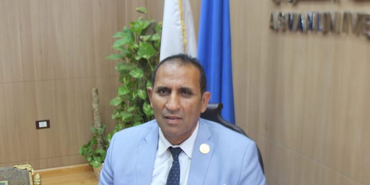 رئيس جامعة أسوان يشيد بدور القوات المسلحة لتعزيز الانتماء والولاء لدي الطلاب