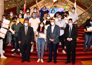 رئيس «عين شمس» يكرم طلاب الجامعة المشاركين في مهرجان القاهرة الدولي للمسرح التجريبي