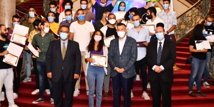 رئيس «عين شمس» يكرم طلاب الجامعة المشاركين في مهرجان القاهرة الدولي للمسرح التجريبي