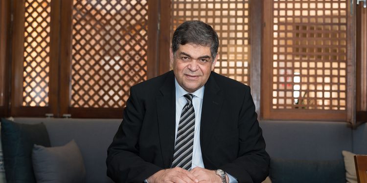 أشرف حاتم: الجامعة الأمريكية ترصد حالات الإصابة بفيروس كورونا لمجتمعها وتقدم المساعدة