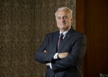 رئيس الجامعة الأمريكية: الدراسة بنظام التعليم الهجين بنسبة 93% عبر الإنترنت و3% الحضور