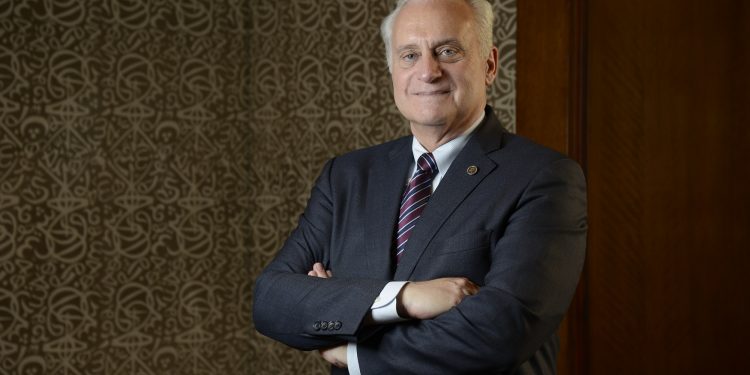 رئيس الجامعة الأمريكية: الدراسة بنظام التعليم الهجين بنسبة 93% عبر الإنترنت و3% الحضور