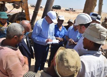 جامعة سوهاج تكتشف غاز في بئر بالمنطقة الصحراوية بقرية بيت خلاف بعد اشتعال النيران به