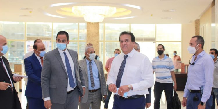 وزير التعليم العالي يتفقد مجمع التعليم الخاص بالقاهرة الجديدة