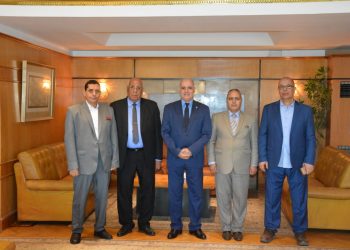 جامعة الفيوم تناقش عقد بروتوكول تعاون مع رجال أعمال ومستثمرين