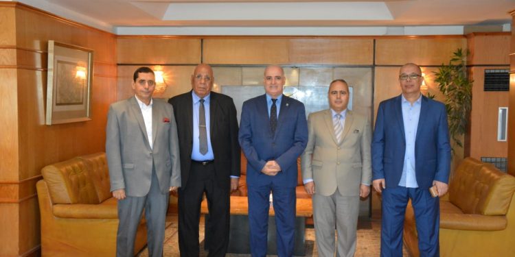 جامعة الفيوم تناقش عقد بروتوكول تعاون مع رجال أعمال ومستثمرين
