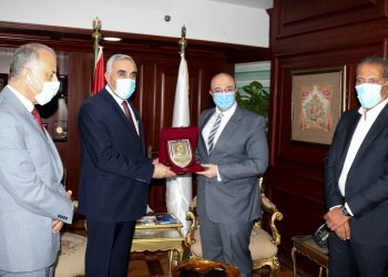 سفير العراق يزور جامعة النهضة ببنى سويف