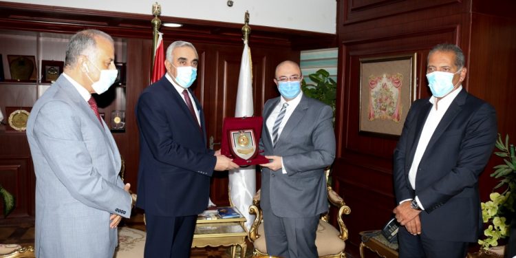 سفير العراق يزور جامعة النهضة ببنى سويف