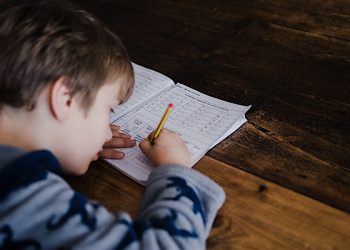 الصحة العالمية تحذر من ارتفاع الإصابات بكورونا مع عودة المدارس