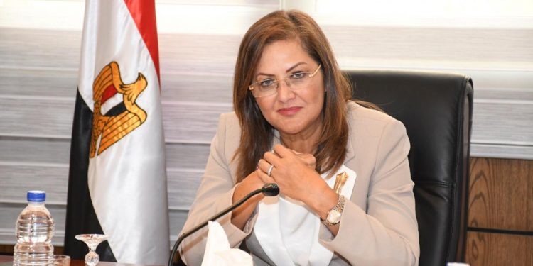 وزيرة التخطيط تكرم طلاب "الإلكترونية الأهلية" لحصولهم علي المركز الثاني في جائزة مصر