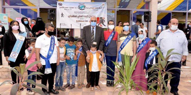 جامعة المنصورة تخصص 4 عيادات متنقلة وتكرم المتفوقين