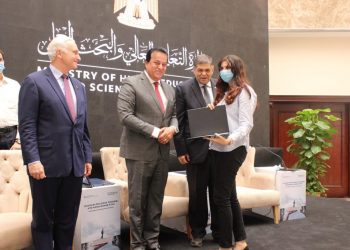 التعليم العالي: تخصيص ٣٠ منحة كاملة للمتفوقين من طلاب المدارس الحكومية و المتفوقين بالجامعة الأمريكية بالقاهرة