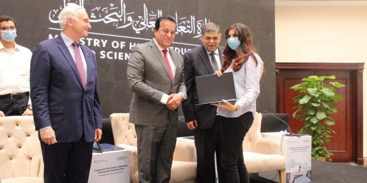 التعليم العالي: تخصيص ٣٠ منحة كاملة للمتفوقين من طلاب المدارس الحكومية و المتفوقين بالجامعة الأمريكية بالقاهرة