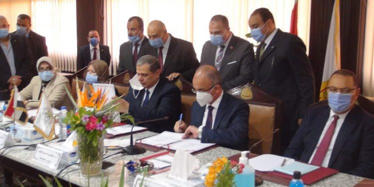 جامعة الزقازيق توقع بروتوكول تعاون مع وزارة القوى العاملة