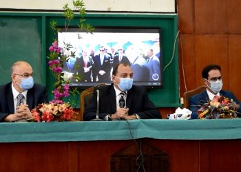 رئيس جامعة بني سويف للعاملين: جئت مستمعا وهدفي التواصل والشفافية فى اتخاذ القرارات