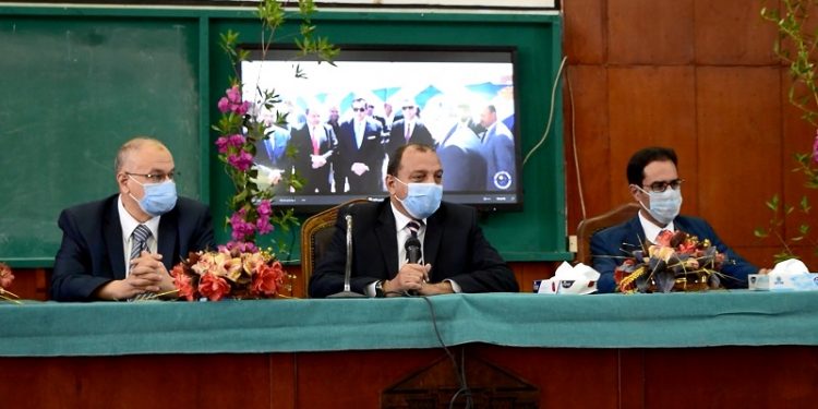 رئيس جامعة بني سويف للعاملين: جئت مستمعا وهدفي التواصل والشفافية فى اتخاذ القرارات