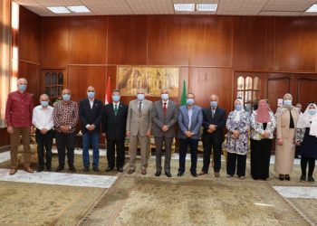 رئيس جامعة المنوفية يؤكد على أهمية وقوة الجهاز الإداري بالجامعة