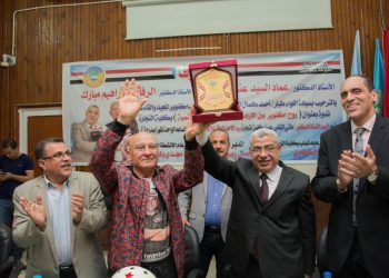 خلال لقائه بطلاب تجارة طنطا: المنصورى افتخر بلقب "الطيار المجنون" وبعشق تراب مصر