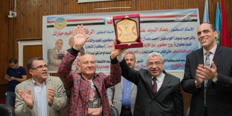 خلال لقائه بطلاب تجارة طنطا: المنصورى افتخر بلقب "الطيار المجنون" وبعشق تراب مصر