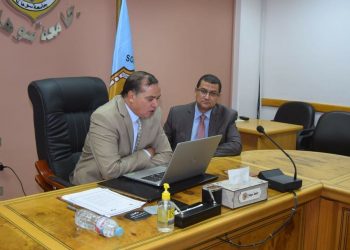 «طب بشري سوهاج» تناقش آليات العودة إلى الجامعة في ظل كورونا