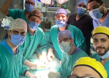 في جراحة نادرة.. مستشفى طنطا التعليمي: تقويم اعوجاج ساقي طفل منعه من المشي 4 سنوات