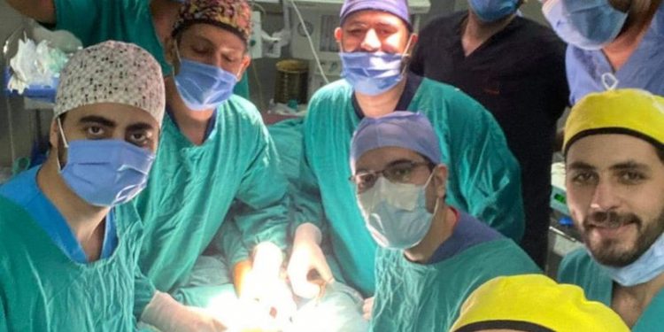 في جراحة نادرة.. مستشفى طنطا التعليمي: تقويم اعوجاج ساقي طفل منعه من المشي 4 سنوات