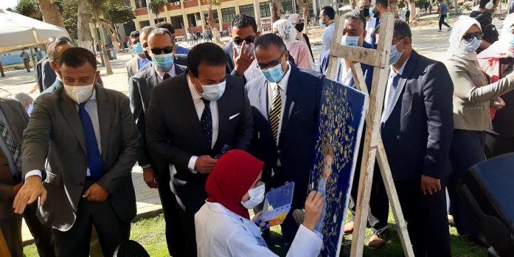 في أول يوم دراسة.. وزير التعليم العالي يتفقد جامعة عين شمس