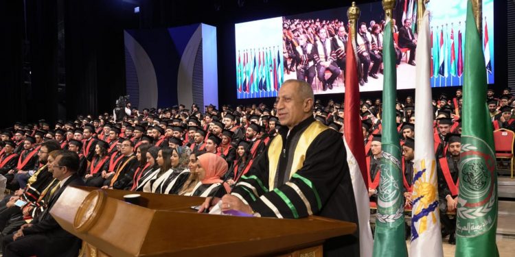 الأكاديمية العربية للعلوم والتكنولوجيا تحتفل بتخريج 329 طالبًا من فرع القرية الذكية