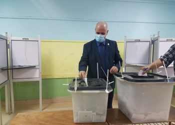 رئيس جامعة الفيوم يدلي بصوته في انتخابات مجلس النواب ٢٠٢٠