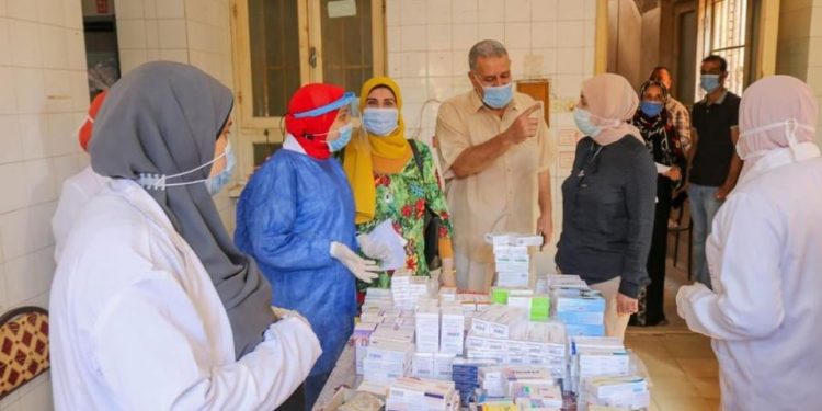 قافلة جامعة طنطا الطبية توقع الكشف على 610 من أهالى شبراقاص بالسنطة