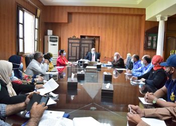 رئيس جامعة بني سويف: تنفيذ إجراءات السلامة المهنية لبيئة عمل آمنة