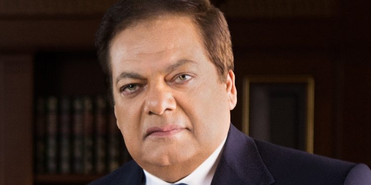 «أبو العينين» يتكفل بسداد المصروفات المدرسية لطلاب التعليم الإلزامى غير القادرين بالجيزة