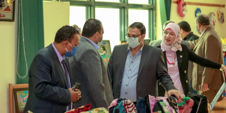 جامعة بنها تفتتح معرض توظيف المنتجات النسيجية الابتكارية بتربية نوعية