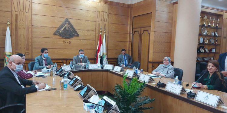 جامعة بنها: تشكيل لجنة للمتابعة الميدانية للإجراءات الاحترازية بالكليات