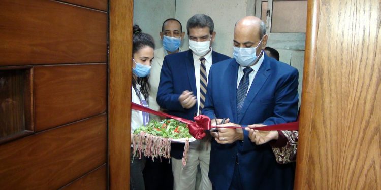 رئيس جامعة المنيا يفتتح أعمال تطوير مكتبة "التربية الفنية"