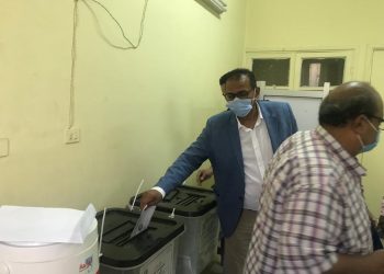 رئيس جامعة أسوان يدلي بصوته في انتخابات النواب 2020