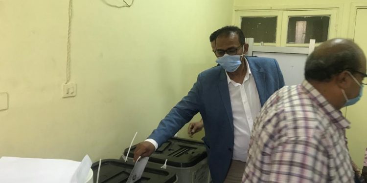 رئيس جامعة أسوان يدلي بصوته في انتخابات النواب 2020