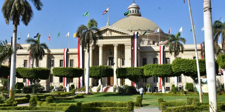 قبة جامعة القاهرة تتزين بأعلام مصر احتفالًا بانتصارات أكتوبر