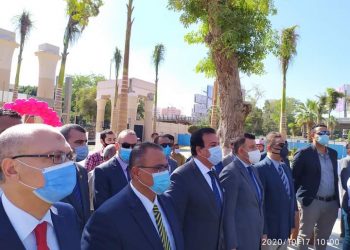 وزير التعليم العالي ورئيس «عين شمس» يفتتحون أول أيام الدراسة بأداء تحية العلم