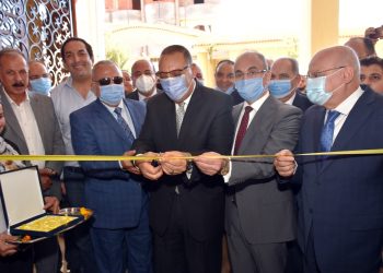 محافظ الشرقية ورئيس جامعة الزقازيق يفتتحان كلية الطب البشري بفاقوس