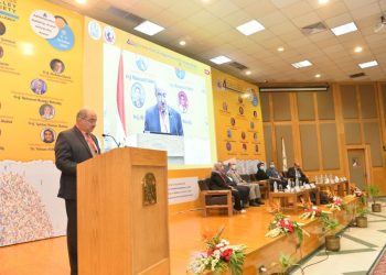 جامعة أسيوط تكرم أبطال الجيش الأبيض في مؤتمر طبي