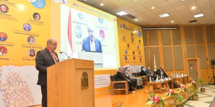 جامعة أسيوط تكرم أبطال الجيش الأبيض في مؤتمر طبي