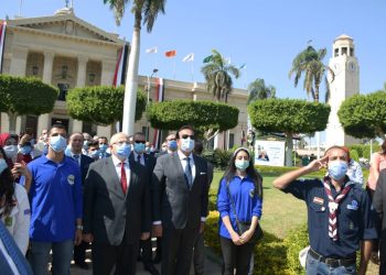 وزير التعليم العالي ورئيس جامعة القاهرة يشهدان تحية العلم بأول أيام العام الجامعي