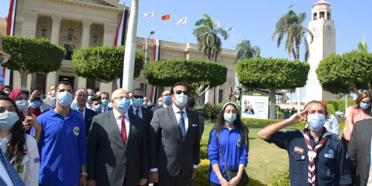 وزير التعليم العالي ورئيس جامعة القاهرة يشهدان تحية العلم بأول أيام العام الجامعي