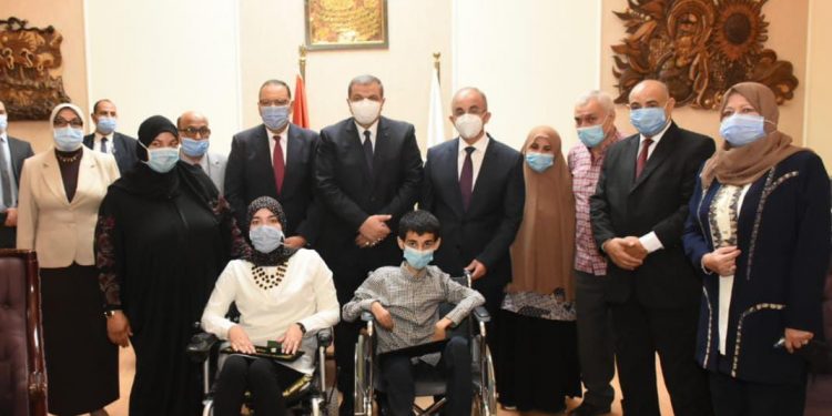 جامعة الزقازيق تكرم أوائل كليتي التجارة والحقوق من ذوي الهمم