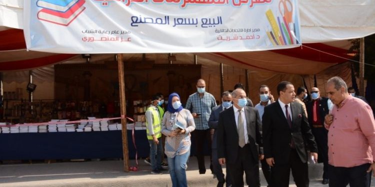 جامعة أسيوط تفتتح معرضاً للمستلزمات الدراسية بأسعار مخفضة لخدمة الطلاب