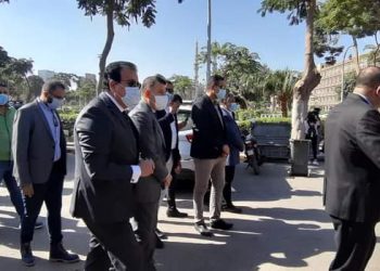 وزير التعليم العالي يعنف أمن «عين شمس» لدخول طلاب بدون كمامات