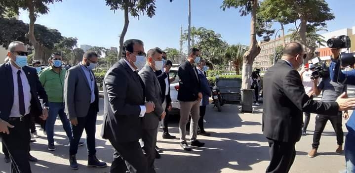 وزير التعليم العالي يعنف أمن «عين شمس» لدخول طلاب بدون كمامات