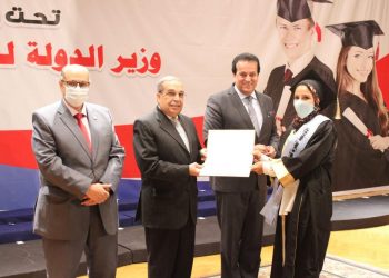 وزيرا التعليم العالي والإنتاج الحربي يشهدان حفل تخرج أول دفعة من الأكاديمية المصرية للهندسة